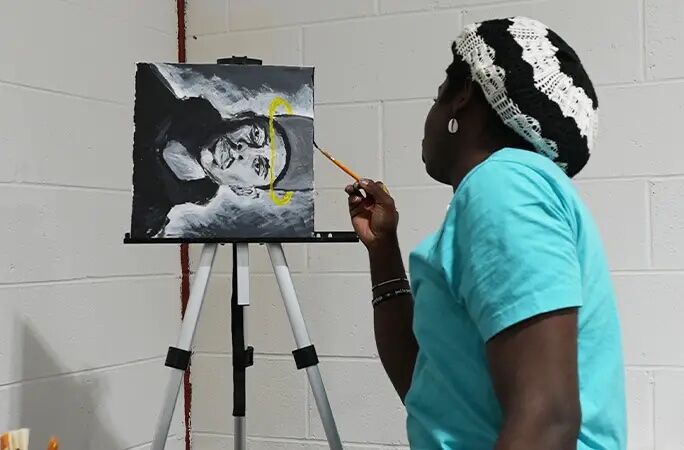 Nigerian student breaks 10-year-old record for longest painting marathon 1 Nigerian student breaks 10-year-old record for longest painting marathon