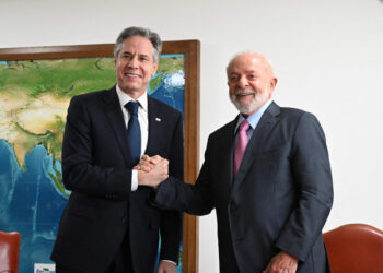 US Secretary of State Antony Blinken (L) and Brazil's President Luiz Inacio Lula da Silva pose for pictures before a meeting at Planalto Palace in Brasilia. (AFP)