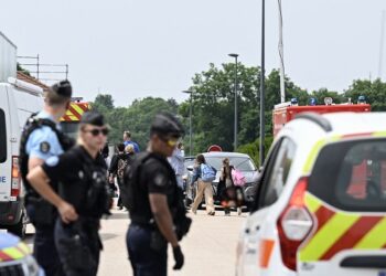 Students leave as French gendarmes control the access to a secondary school after a 31-year-old teaching assistant was stabbed with a knife by a 15-year-old pupil during a bag search in Nogent, eastern France on June 10, 2025. (Photo by Jean-Christophe VERHAEGEN / AFP)